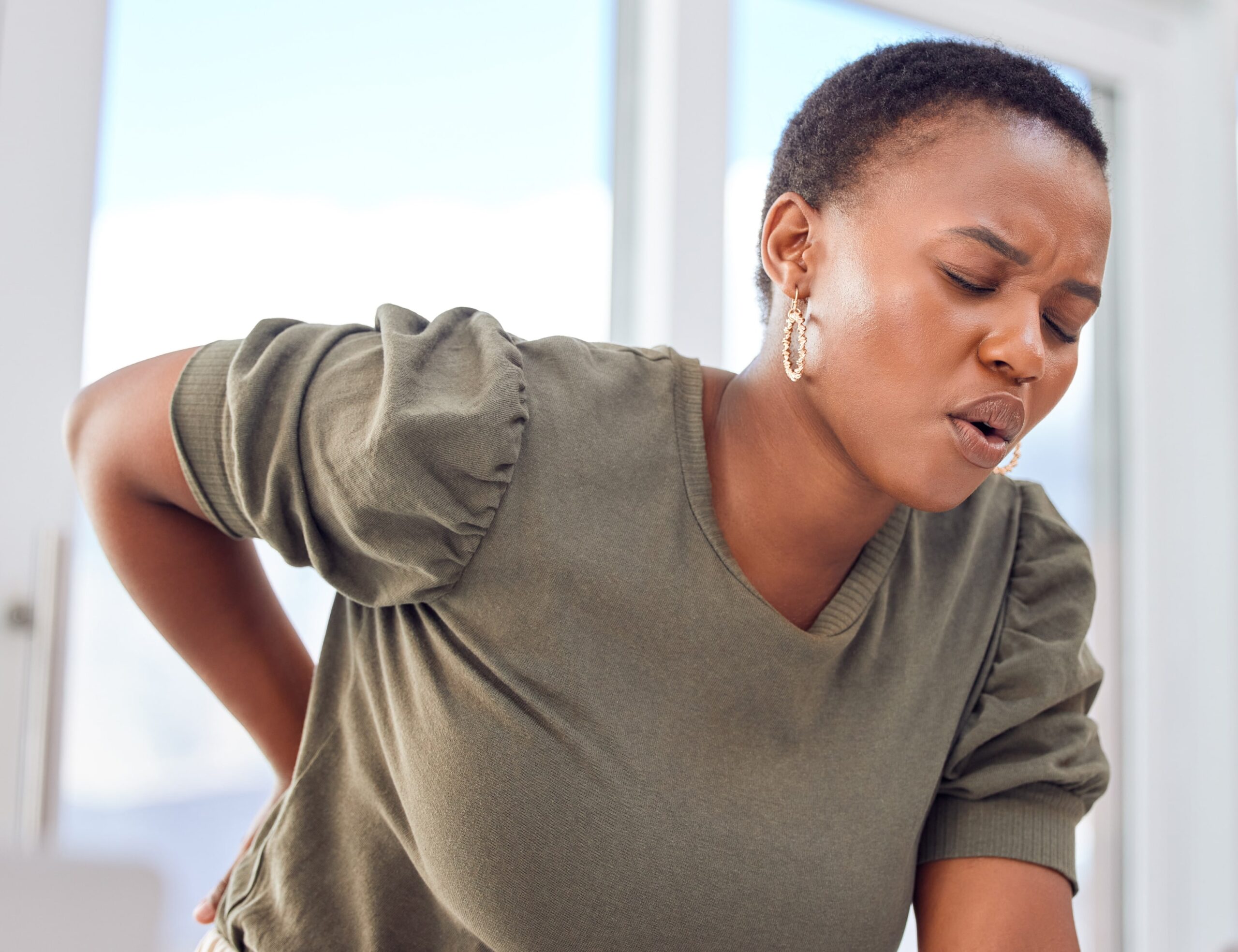 back-pain-emergency-black-woman-